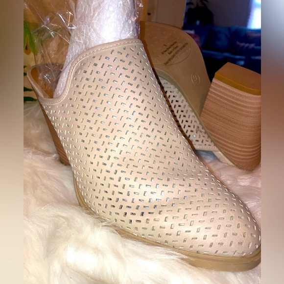NWOT! DV by Dolce Vita Kenli Laser Cut Taupe Mule Heels Faux Leather Size 9! - Picture 4 of 4